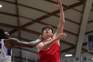 摸不到球！杨瀚森上半场4投3中拿到6分7板 抢到3个前场篮板