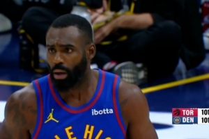 站出来救主！小哈达威连中两记三分追平比分 本场已投进6记三分