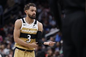 奇才官方：特雷·杨股四头肌和下背部受伤 采取保守治疗无需手术