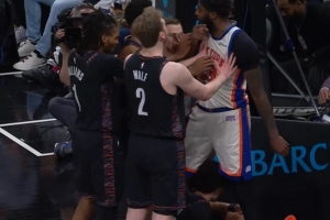 火药味!米切尔·罗宾逊强攻造杀伤 同时撞飞特拉奥雷引冲突