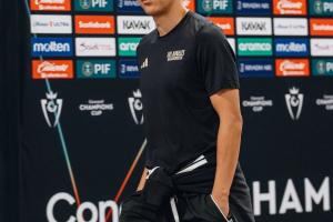 记者举例类比王钰栋：孙兴慜在混采区用英语耐心接受中国记者采访