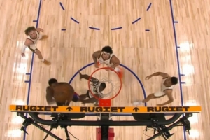 根本不在怕的!杜伦篮下接球连续对抗强攻追梦打成2+1