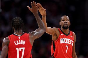 KD：新首发五个人都能创造进攻机会 我也很喜欢伊森打替补的表现