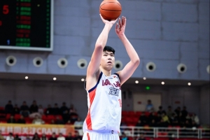 就这么点时间？徐昕半场仅出战6分钟 2中1拿到2分1板