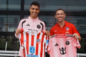 马克西·罗德里格斯造访迈阿密国际，与苏亚雷斯互赠球衣