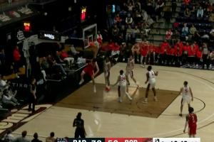 力劈华山！杨瀚森低位拿球猛然转身抹过对手 垫步单臂暴扣砸进！