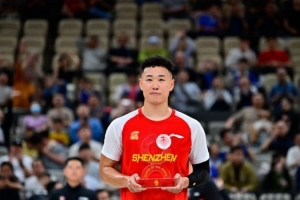 充分认可！恭喜贺希宁领取CBA第二期最佳国内球员奖杯