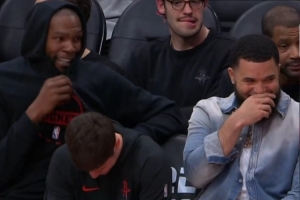 都挺高兴!大比分领先后KD终于笑了 还有范弗里特和小谢