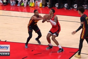 值!小贾巴里·史密斯强攻造杀伤 老鹰挑战成功取消犯规拿到球权