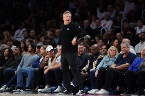 芬奇:上半场完全没有防守专注力 提高身体对抗局势就会转变