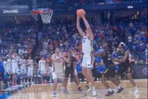 2米36高的奥利维耶•里乌在垃圾时间扣篮引欢呼 啦啦队蹦起来了