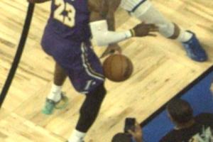 关键判罚！魔术边线发球被詹姆斯破坏 魔术挑战失败&湖人球