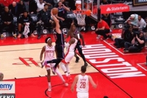 踩弹簧了?拉松中路切入直接起飞单臂隔扣霍勒迪