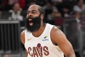 上半场0分宠黑子 下半场12中8宠粉!哈登0罚球20+10 末节带队逆转