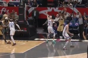 就离谱!萨尔发底线球给弧顶 超大劲直接发个回场违例