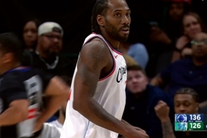 神仙球都来了！伦纳德弧顶迎着夹击随手抛进压哨三分