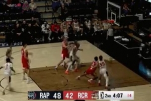 终于把球给进来了！杨瀚森内线要位 拿球转身造杀伤稳稳罚球命中