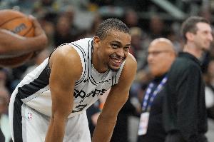 永远的队魂！凯尔登马刺生涯得分6673分 超越小卡进入队史前十