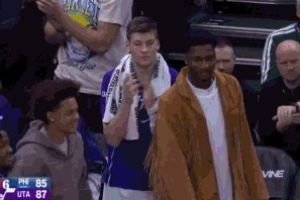 把替补席大哥们打兴奋了！贝利追防再送大帽 三节不到5个帽