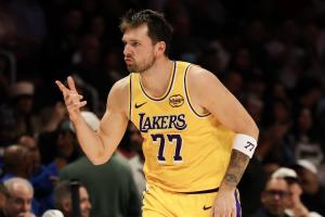 你要干什么啊!东契奇首节各种高难度 11中7且0罚球无解再轰16分