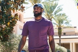 力争九连胜!湖人官推晒詹姆斯和东契奇赛前入场照