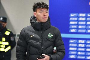 记者:王钰栋不应该把情绪带到赛后采访,职业球员有义务面对媒体