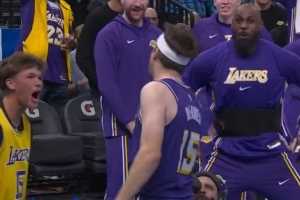 老头儿看嗨了！里夫斯暴扣引爆全场 詹姆斯怒吼+挥拳疯狂庆祝