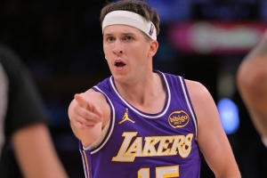 末节11分助队逆转！里夫斯出战40分钟 全面砍下26分7板5助2断1帽