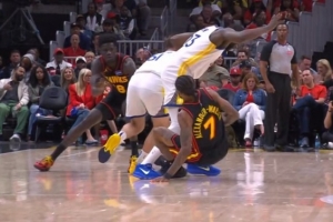 挑战失败！格林掩护时撞倒沃克被吹掩护犯规 科尔挑战失败