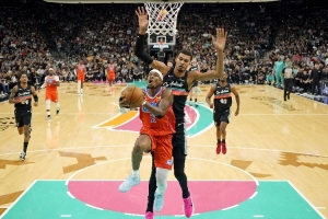 杨毅：马刺若人员齐整且健康可与雷霆五五开 有无文班有天壤之别