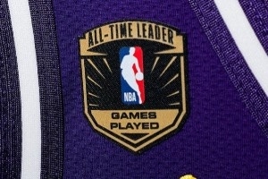 球衣补丁+定制球鞋！湖人官推回顾詹姆斯里程碑之夜：彰显伟大