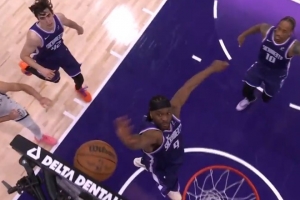 很关键!特拉奥雷上篮被阿丘瓦钉板大帽 裁判吹干扰球!