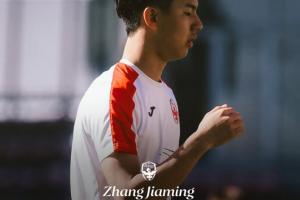 还差1场达劳工证！张家鸣在塞尔维亚U19联赛已出场4次+坐稳首发