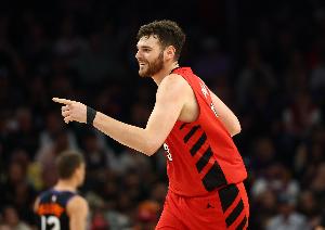 重炮手！克林根外线开火 半节时间独中3记三分