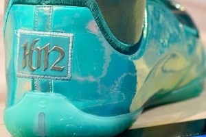 詹姆斯昨日上脚历史出场王纪念战靴 “1612”数字见证里程碑！