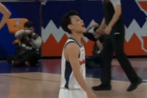 发生了什么？最后时刻胜负已分 徐杰命中投篮后对着场边念念有词