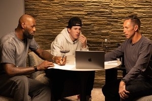 期待住！詹姆斯晒照预热 里夫斯将做客自己的播客《球场大脑》