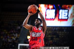 前NBA球员!贾斯汀·霍勒迪半场出战17分钟10中7轻松砍下16分