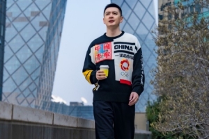 帅气依旧!杨鸣更新社媒晒个人照:北漂