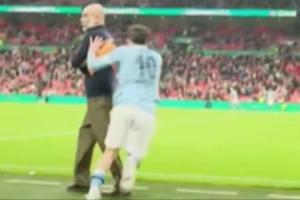 太皮了！谢尔基进场庆祝时背后“偷袭”瓜帅，瓜帅回头一脸懵