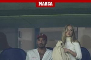 马卡晒图：姆巴佩女友来到伯纳乌现场观赛，身边男士为西班牙演员