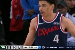 外线有谱！桑德斯独中3记三分 帮助球队占据场上主动