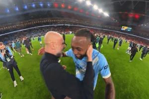 乐开怀!联赛杯夺冠后瓜帅拥抱塞梅尼奥,连拍球员胸口9下