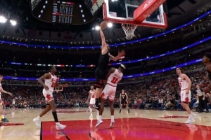 这球很坚决!申京转身过人直杀篮下 起飞单臂隔扣米勒打进加罚