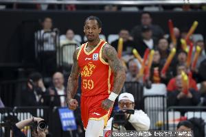 奔着三双去!塔克半场12中7拿下18分6板5助 正负值+13最高