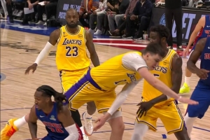 重夺领先！詹金斯急停造成拉拉维亚犯规 两罚全中再反超