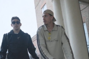 24小时内对手→队友!巴尔韦德与吉梅内斯一同抵达乌拉圭队驻地