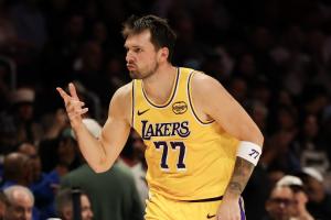 有些累了!东契奇空砍32分7板6助连续10场比赛30+ 三分绝平太难了