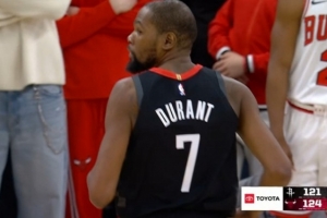 艰难续命!申京助攻杜兰特三分命中 自己也拿到三双