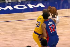 球手一体?詹姆斯转身跳投被吹犯规 活塞挑战成成功还拿回球权